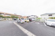 広々とした介護施設の外観