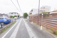 施設外観と住宅街の風景