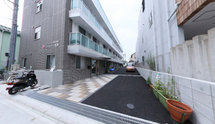 介護施設外観と通りの風景