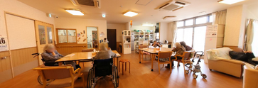 広々とした施設の居間と廊下