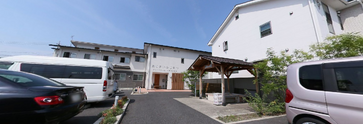 広々とした介護施設の外観