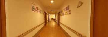 介護施設内部の廊下と部屋