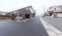 介護施設のエントランスと通り