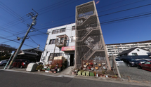 日差しが明るい住宅街の風景