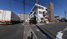 晴れた日の道路と建物