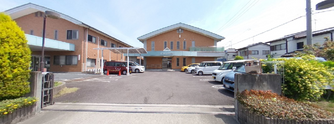 施設のある平穏な地域風景