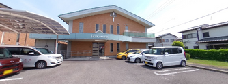 介護施設の外観と駐車場