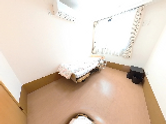 清潔で広々とした介護施設の部屋