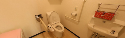 施設の廊下とトイレを備えた部屋
