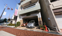 市街地の角地にある風景