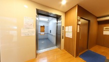 職員が働く介護施設内部