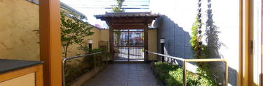 落ち着いたエントランス風景