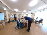 スタッフが入居者対応の共有部屋