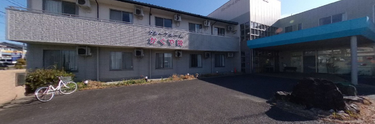 介護施設の外観と駐車場