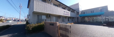 介護施設の正面入口と周辺