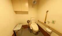 清潔で広々としたトイレルーム