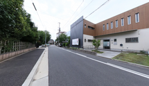 介護施設の外観と通り