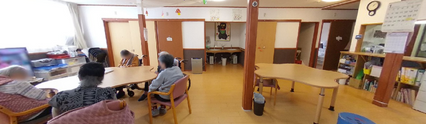 介護施設内の共用スペースと廊下