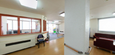 明るく開放的な介護施設内部