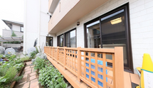 穏やかな庭のある介護施設
