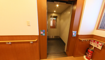 職場となる介護施設の廊下