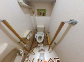 手すり付き個室トイレ  
