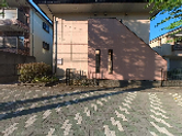 街路沿いの建物外観  