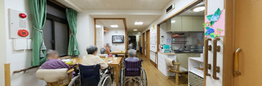 介護施設のスタッフと利用者の交流