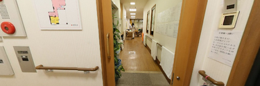 介護施設の通路とリフト
