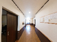 長い廊下の明るい空間