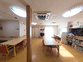 光が差し込む広々とした部屋