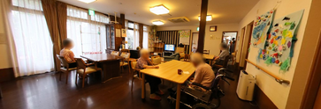 介護施設の居間と廊下の光景