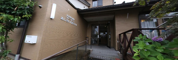 緑豊かな介護施設の外観