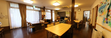 明るく広々とした介護施設の共有スペース