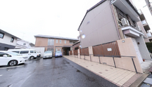 介護施設の外観と周辺地区