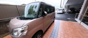 職員用駐車場と施設外観