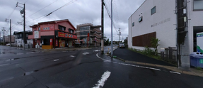 日本の住宅街と踏切の光景