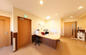 広々とした介護施設のフロント