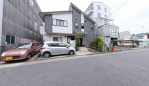 明るくゆったりした街角景色