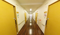 施設の廊下と扉がある風景