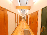 広々とした通路と扉