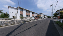 明るい郊外の静かな街並み