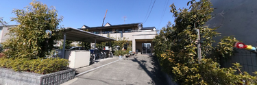 介護施設の外観と通り