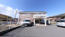 清潔な介護施設と駐車場