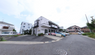 施設周辺の住宅街と施設外部