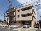通りに面した都市風景