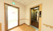 介護施設の廊下と部屋の入口