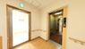 介護施設の廊下と部屋の入口