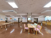 明るい広々とした室内