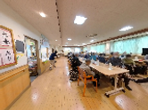 賑やかな共有スペース